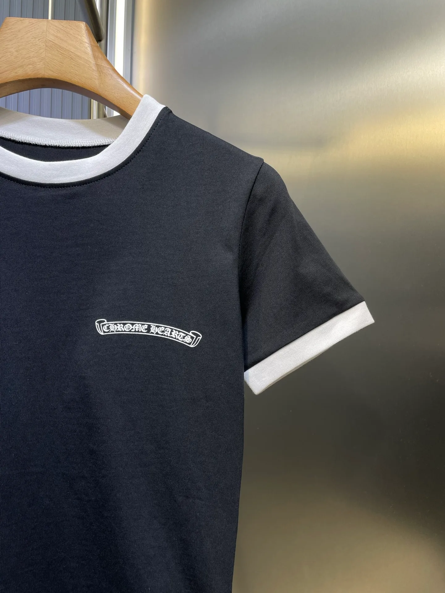 P240 Chrome Hearts 🌟[Top original order] Sanskrit color-blocked short-sleeved fabric: cotton fabric Process: printing production version: fit version Weight: about 140 grams Description: According to YB custom-dyed thread and large body fabric, the printing is hand-printed, contrasting color design The upper body effect is excellent, the overall routing is straight and delicate, the fabric is comfortable and soft, the color is consistent and there is no color difference, it can be matched with the same style to create a fashionable look, and can be used in various occasions, customized accessories, complete with three standards, the same style for men and women!  size：s m l